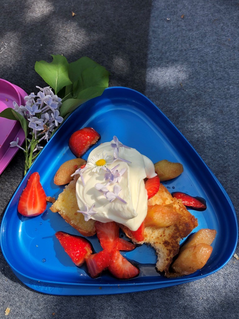 Stekt sockerkaka med vårtopping